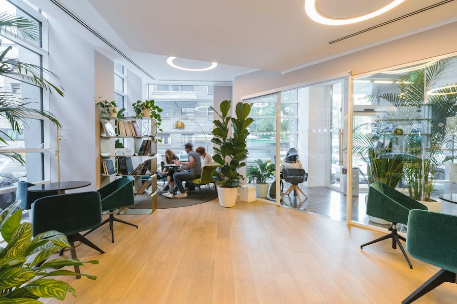 Open-space séparé d'une salle de réunion par une cloison amovible vitrée