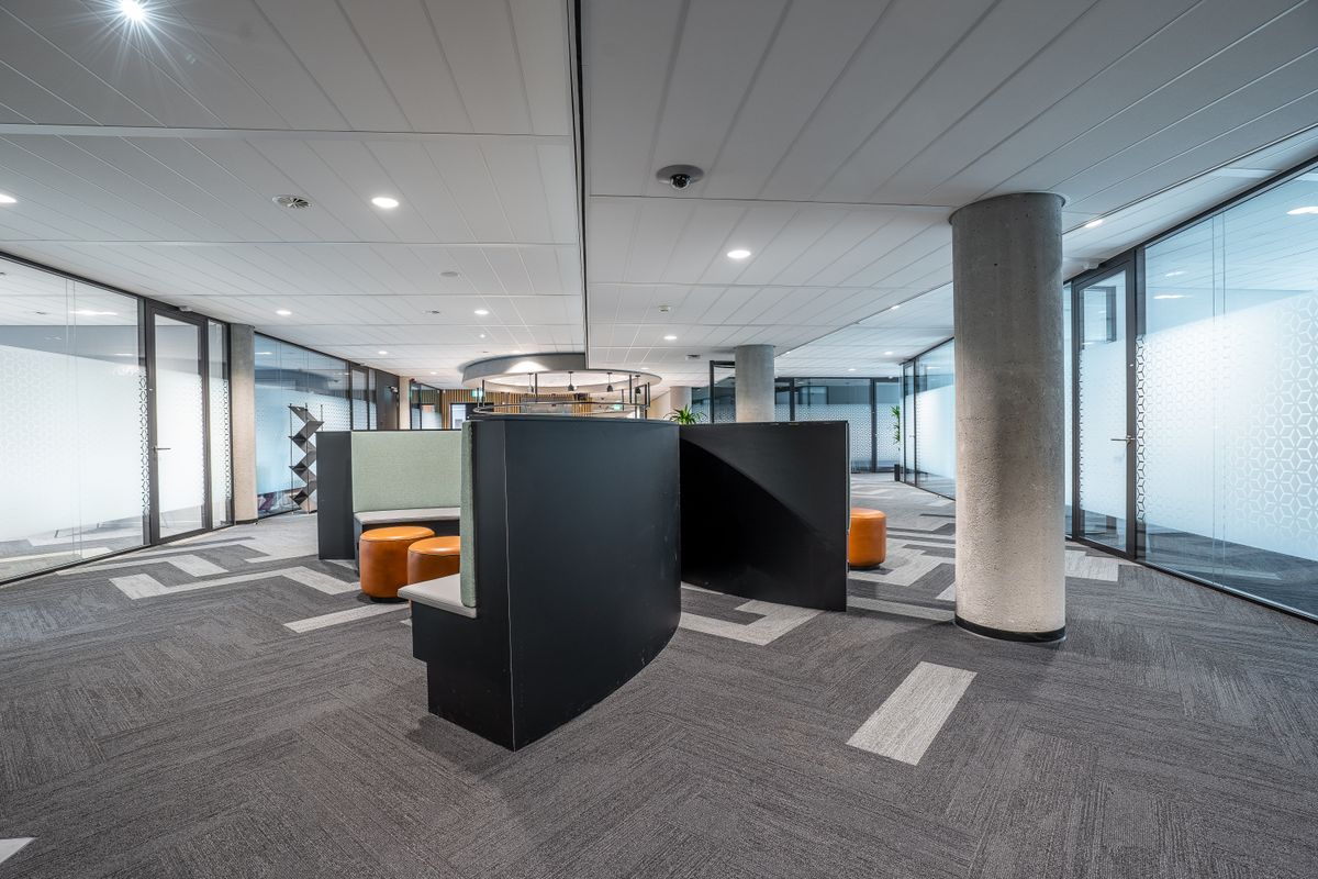 Plateau de bureaux avec moquette en dalles posée en chevrons, cloisons vitrées et faux-plafond